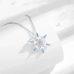 925 Silber Schneeflocken-Halskette mit blauen Zirkonia-Kristallen. Winterschmuck-Anhänger mit filigranen Details und edlen Akzenten.