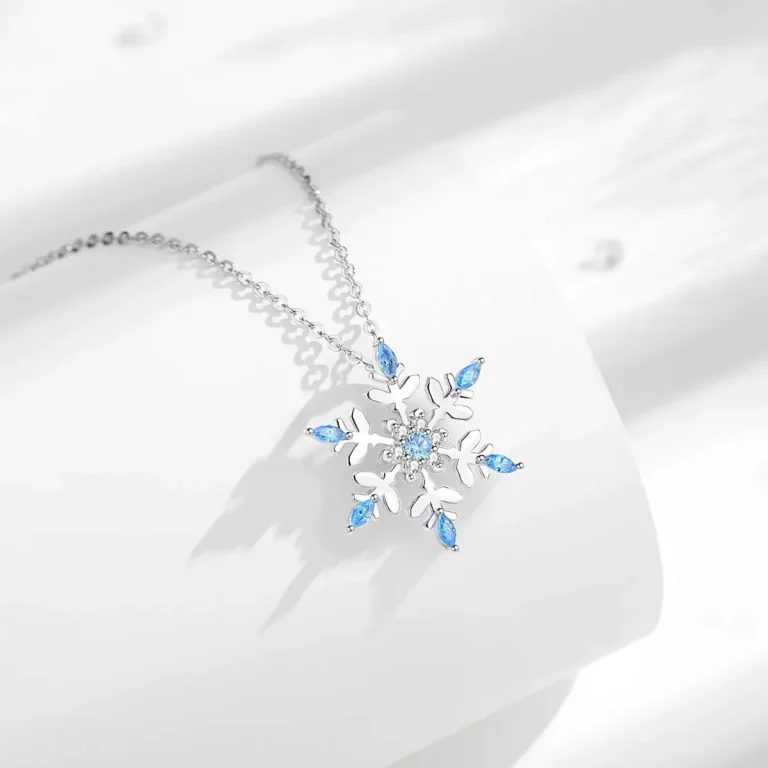 925 Silber Schneeflocken-Halskette mit blauen Zirkonia-Kristallen. Winterschmuck-Anhänger mit filigranen Details und edlen Akzenten.