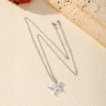 925 Silber Sternenzauber Halskette: klarer Kristall-Stern Anhänger mit Zirkonia Fünfstern. Winterstern-Design, filigrane Silberkette.