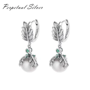 Vintage Perlenohrringe: 925 Silber Klapp-Creolen mit Süßwasserperlen, Zirkonia Blätter-Detail. Elegante Ohrhänger im Detail.