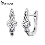 Nahaufnahme: Keltische Bügel-Creolen aus 925 Silber mit filigranem Knotenmuster. Kleine Klapp-Brisuren Ohrringe im Huggies Stil.