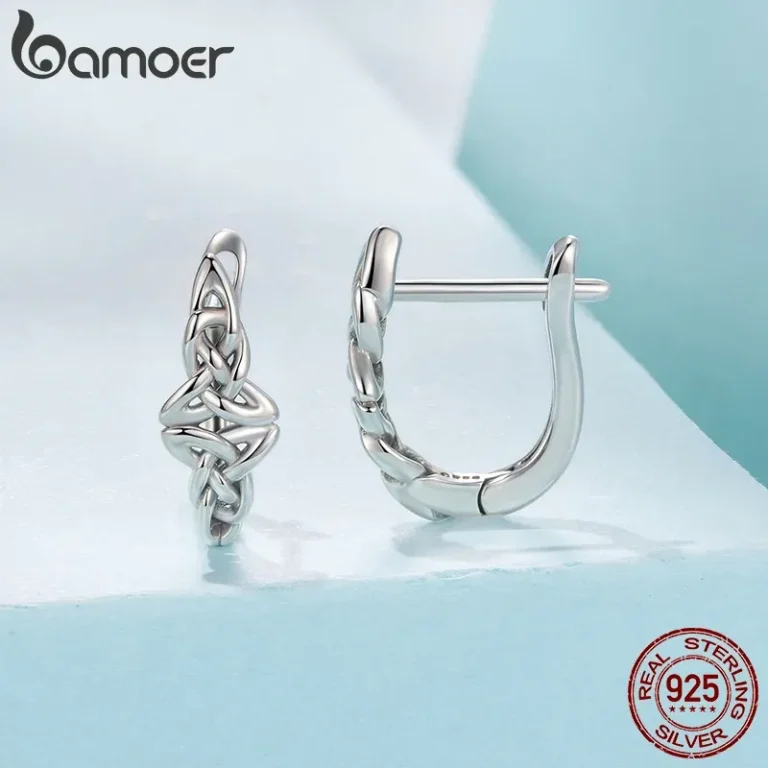 Keltische Bügel-Creolen: 925 Silber Ohrringe mit detailliertem Knotenmuster. Kleine, elegante Huggies mit Klapp-Brisuren Verschluss.