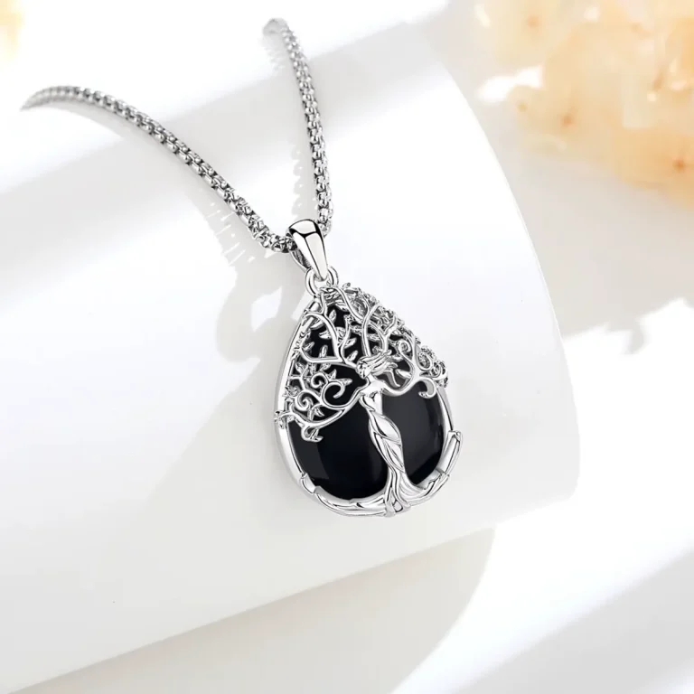 Lebensbaum Göttin Halskette: Schwarzer Obsidian-Tropfen mit filigranem Baumgöttin-Design. Edelstein Schmuck Anhänger mit Silberkette.
