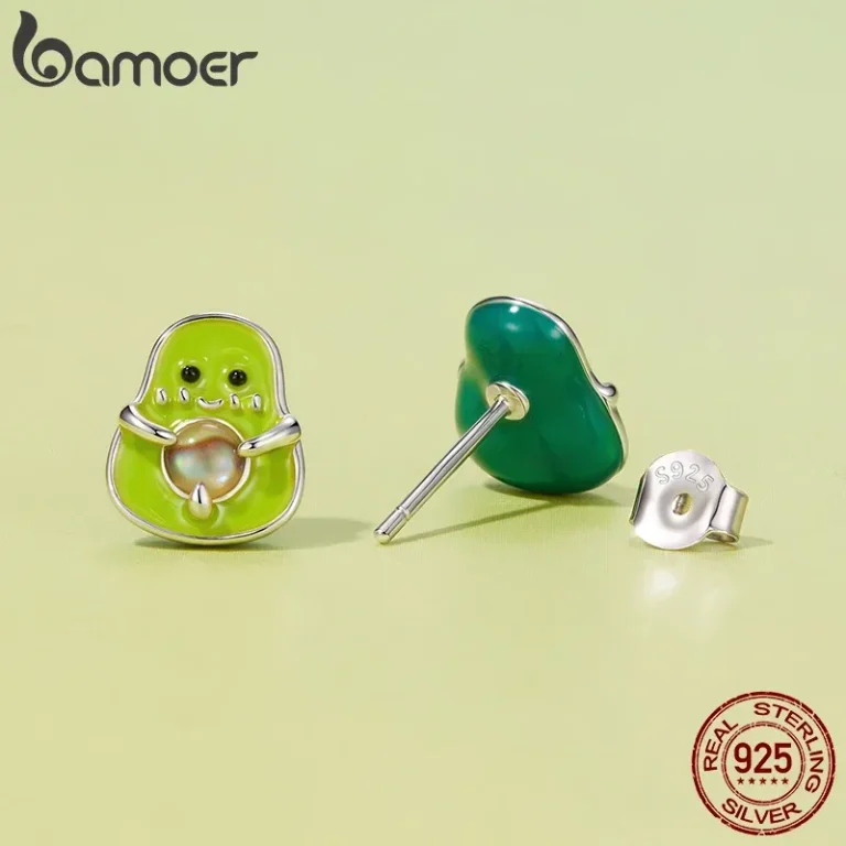 Lustige 3D Avocado Ohrringe: Grüne Emaille Frucht Ohrstecker aus 925 Silber. Detailaufnahme zeigt feine Emaille-Arbeit und Silberdetails.