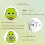 Lustige 3D Avocado Ohrringe: Grüne Emaille Frucht Ohrstecker aus 925 Silber, Detailaufnahme der Silber Ohrstecker mit Emaille-Verarbeitung