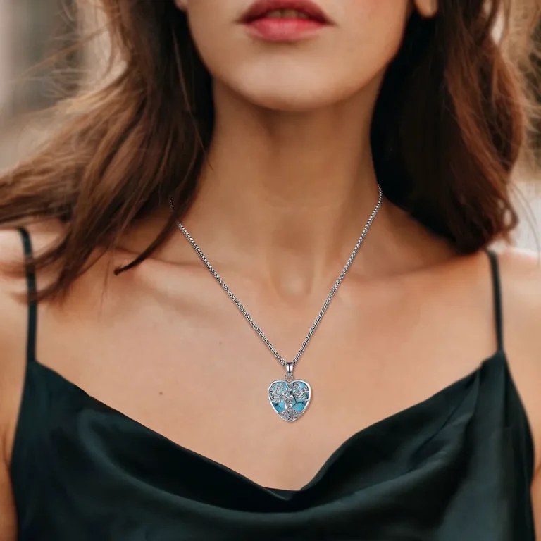 Türkis Herz Halskette mit Lebensbaum und Liebespaar. Romantischer Edelstein Schmuck für Paare mit filigranem Design.