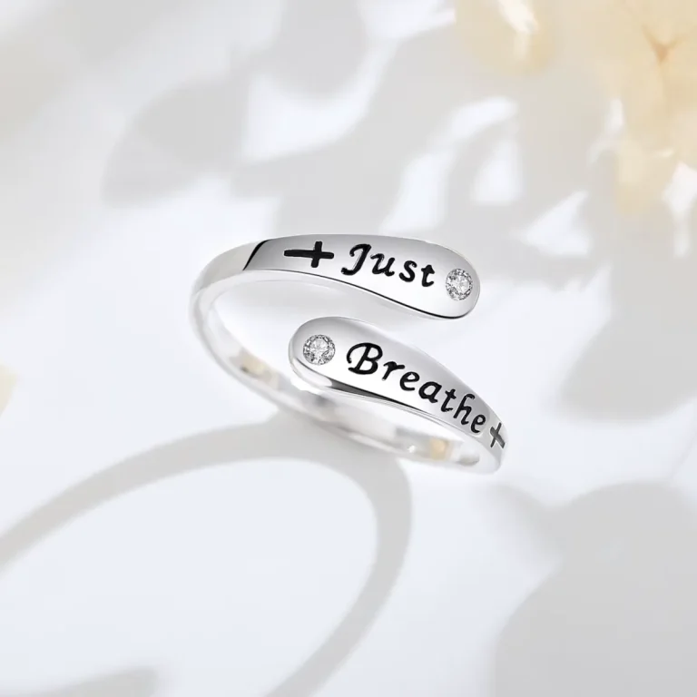 Verstellbarer 925 Silberring mit "Just Breathe" Schriftzug, Kreuzen und klaren Zirkonia. Wrap-Ring für Achtsamkeit, Detailaufnahme.