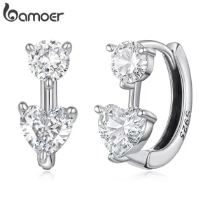 Funkelnde Herz-Huggies! 925 Silber Creolen mit Zirkonia Kristall-Herzen. Romantische Ohrringe mit funkelndem Herzschliff. Detailaufnahme.