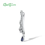 925 Silber Leoparden-Anhänger mit Zirkonia-Pavé, Spinell und blauem Kristalltropfen. Detail: filigraner Pantherkopf mit schimmernden Zirkonia.