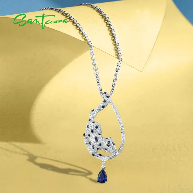 Funkelnder Leoparden-Anhänger aus 925 Silber mit Zirkonia-Pavé, Spinell und blauem Kristalltropfen. Exklusiver Pantherschmuck für Damen.