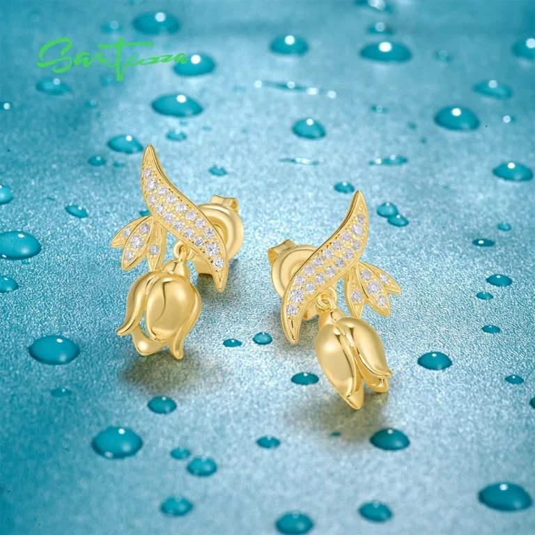 Goldene Maiglöckchen Ohrstecker mit Zirkonia. Kleine, filigrane Frühlings-Ohrhänger aus 925 Silber mit blütenförmigem Anhänger.