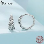 Vogelfeder Huggies: Kleine 925 Silber Creolen mit Zirkonia, Feder-Design. Elegante Vogelschmuck Ohrringe mit feinen Details, glänzend.