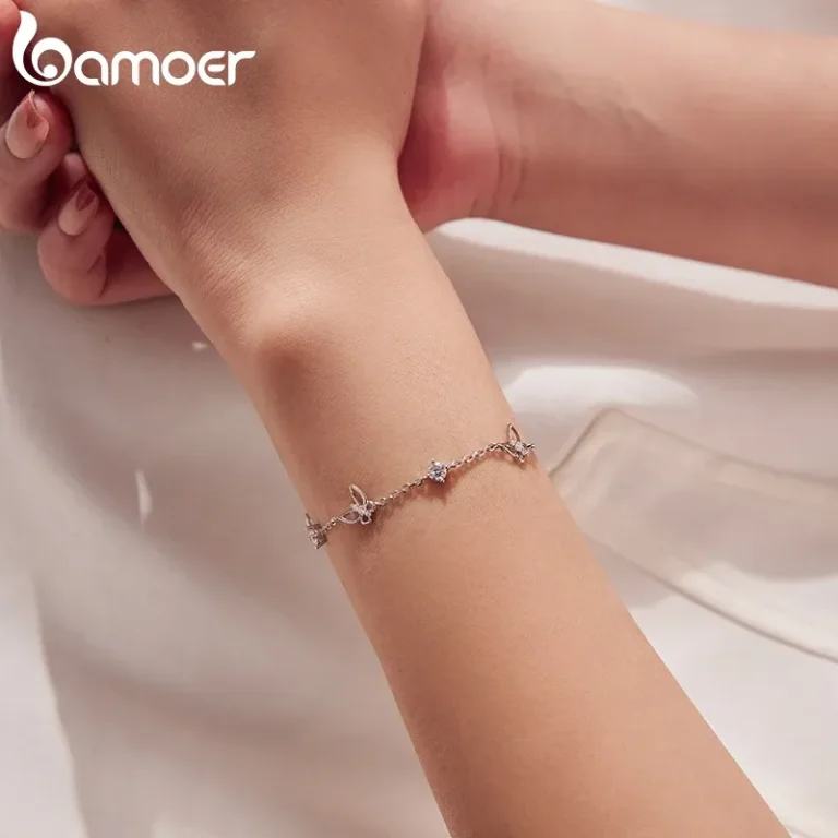 Zartes Schmetterlings-Armband mit Moissanit Brillanten aus 925 Silber. Größenverstellbares Armkettchen mit filigranen Schmetterlingen.