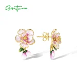 Vergoldete Kirschblüten Ohrstecker: Zarte Sakura Blüten aus 925er Silber mit rosa-weißer Emaille. Japanische Blumenohrringe mit Blütenknospen, 3D-Effekt und filigraner Blattwerk-Verzierung.