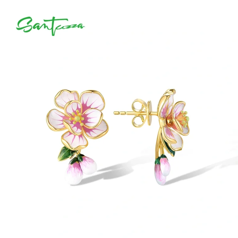Vergoldete Kirschblüten Ohrstecker: Zarte Sakura Blüten aus 925er Silber mit rosa-weißer Emaille. Japanische Blumenohrringe mit Blütenknospen, 3D-Effekt und filigraner Blattwerk-Verzierung.