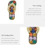 Goldene Flip-Flop Ohrstecker aus 925er Silber, verziert mit bunten Zirkonia im Pavé-Schliff. Sommerliche Sandalen-Ohrringe mit lebendigen Farben und glänzendem Finish. Urlaubs-Schmuck.