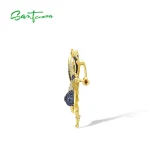 Goldene Vogel-Brosche aus 925er Silber: Blaumeise oder Blauhäher mit blau-weißem Zirkonia-Pavé auf Ast. Tier-Anstecknadel mit Spinell-Auge, vergoldet, filigrane Details.